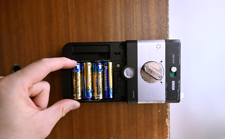 スマートキーの電池を外す