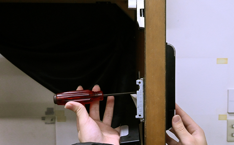 外すときは抑えながら作業
