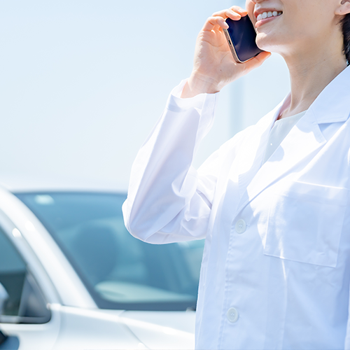 車の鍵を紛失した場合、すぐにディーラーへ連絡すべきですか?