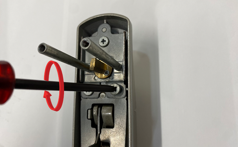 新しいシリンダーを取り付けて、金具で固定する 