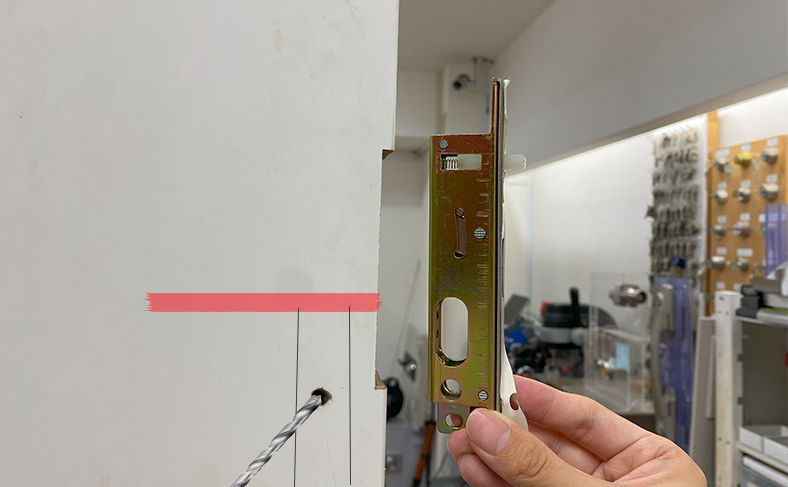 錠本体を取り付ける穴を開ける