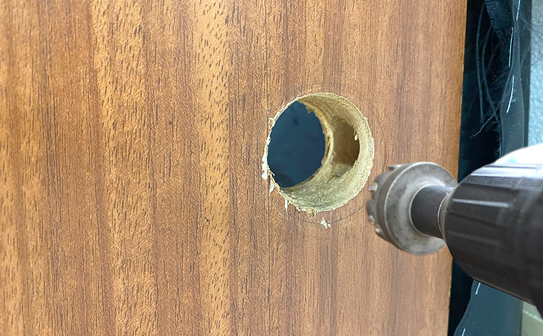 ビス穴の下穴を開ける