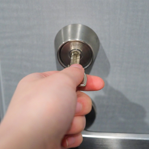 Q2.鍵が奥まで入らず引っかかるのは故障ですか？自分で直す方法はありますか？